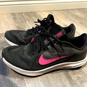 Nike women’s running shoe: size 8, black, pink, gray